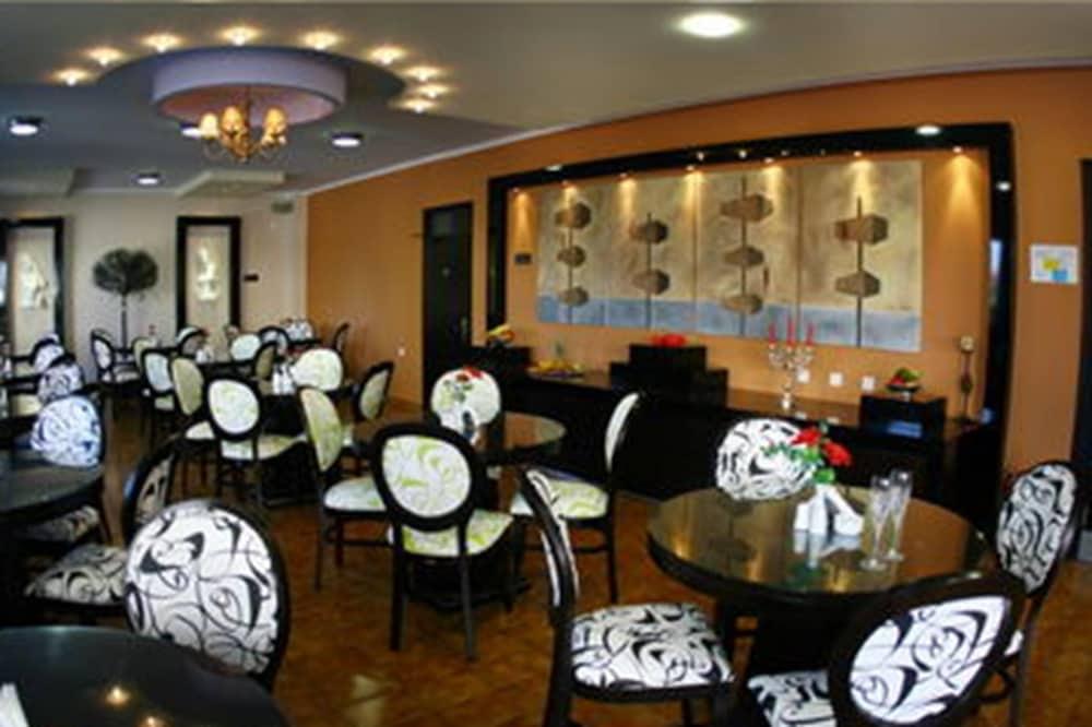 Ionis Art Hotel 4*