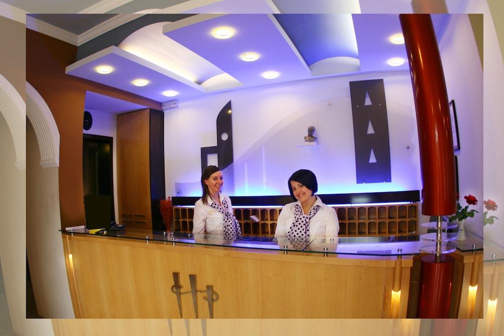 Hotel Ionis Art 4*